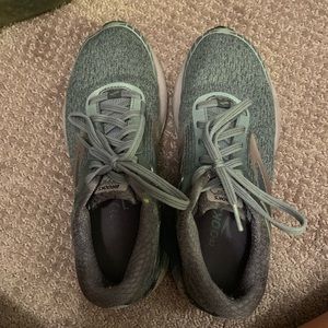 Brooks tennis shoes! Size 7